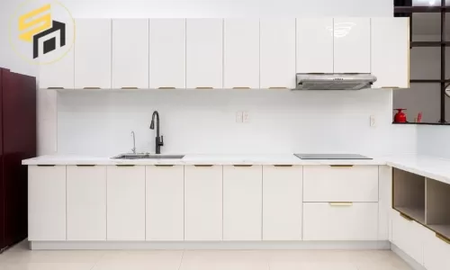 Dự án thi công tủ bếp chữ L tông trắng hiện đại tại TP.HCM