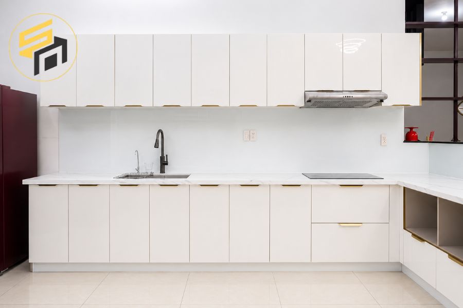 Dự án thi công tủ bếp chữ L tông trắng hiện đại tại TP.HCM