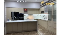 Bàn giao tủ bếp chữ L hợp kim nhôm cánh kính - Công trình nhà chị Phùng Tân Phú